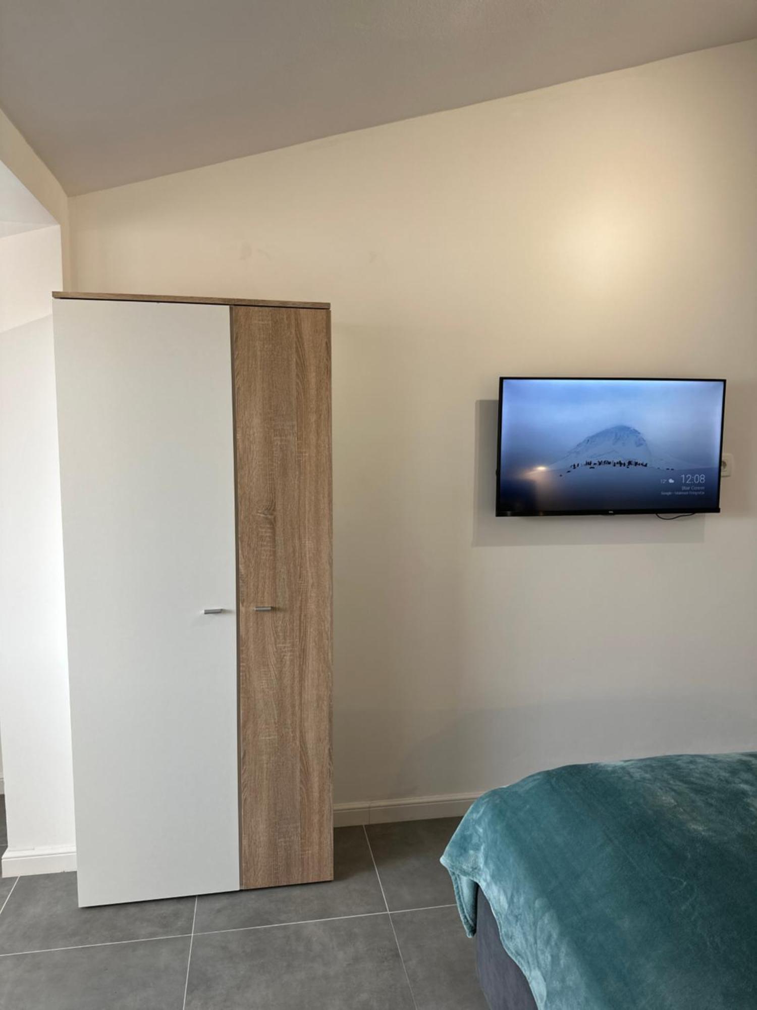 Crolivia Apartments Near Arena, Center Of Pula Ngoại thất bức ảnh